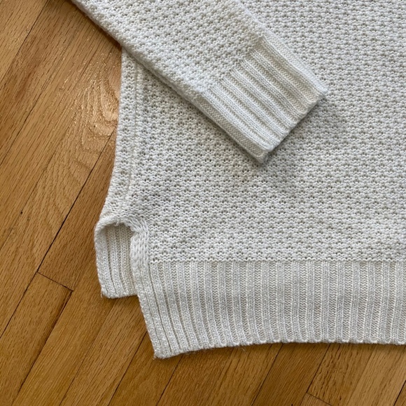 SO Ranglan White Textured V-Neck Lightweight Soft Sparkling Knit Sweater Size M - Picture 7 of 10